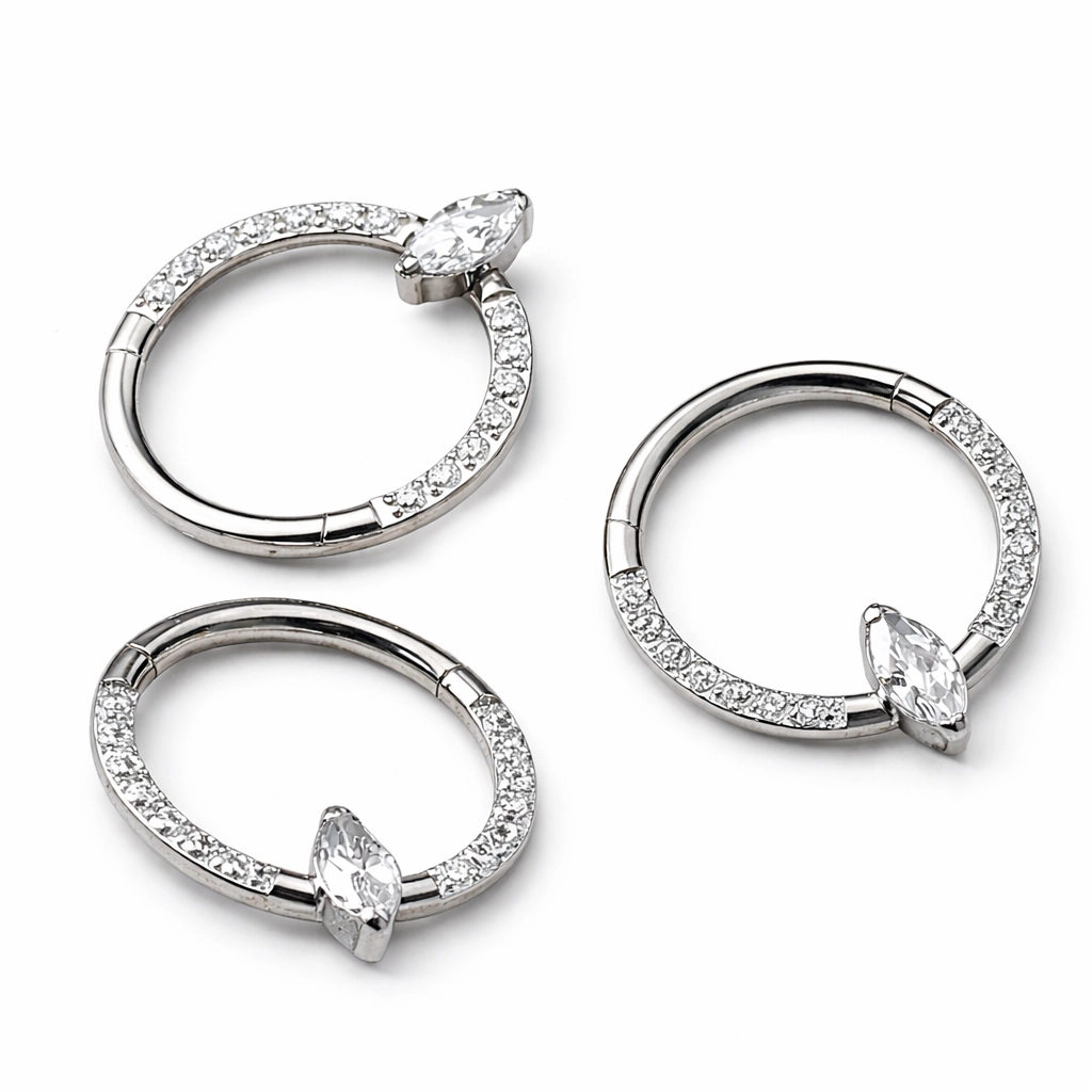Piercing Anneau Titane ASTM F136 Premium – Clicker 91 avec Fermeture à Charnière Sertie Strass & Losange Strass*