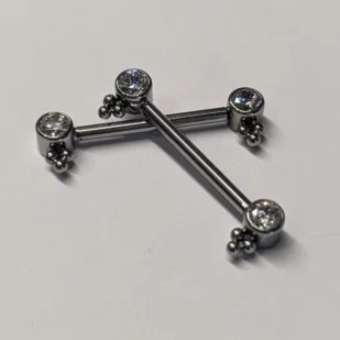 Barbell Titane Piercing Teton - Gamme Hand Ink - Barbell en titane f136 sertie de 2 strass et 6 perles